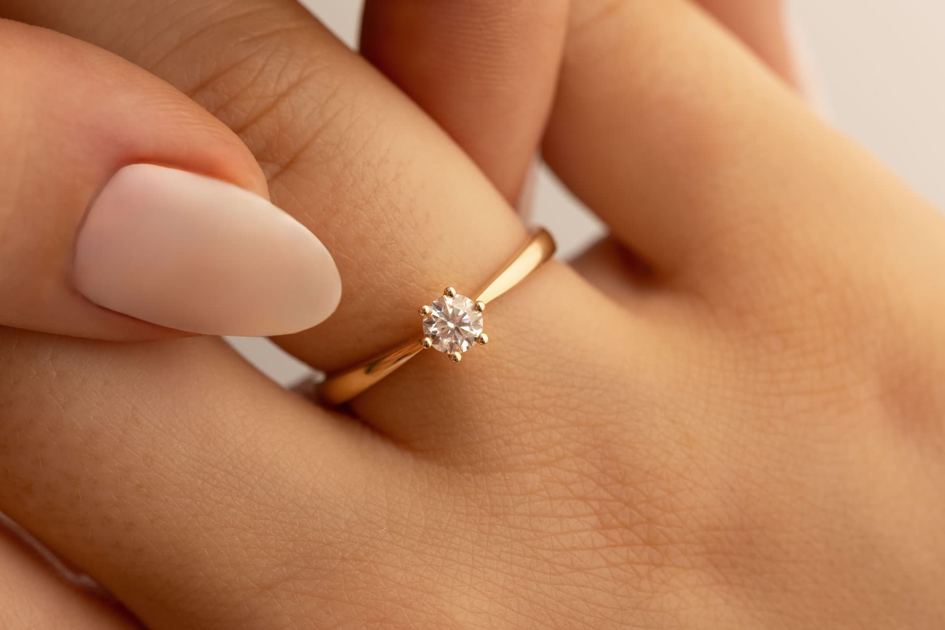 Erinnerungsdiamant Ring an Hand getragen